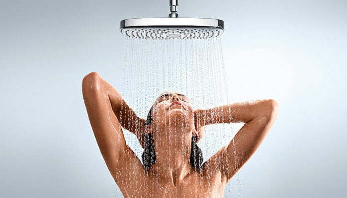Banho frio: uma pessoa com febre nunca deve tomar banho frio