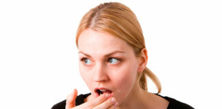 Mau hálito (halitose): Veja as causas mais comuns de mau cheiro na boca