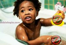 Infecção bacteriana em bebês brinquedos durante o banho